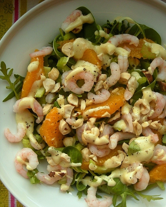 Lapkotinių salierų salotos su krevetėmis ir apelsinais