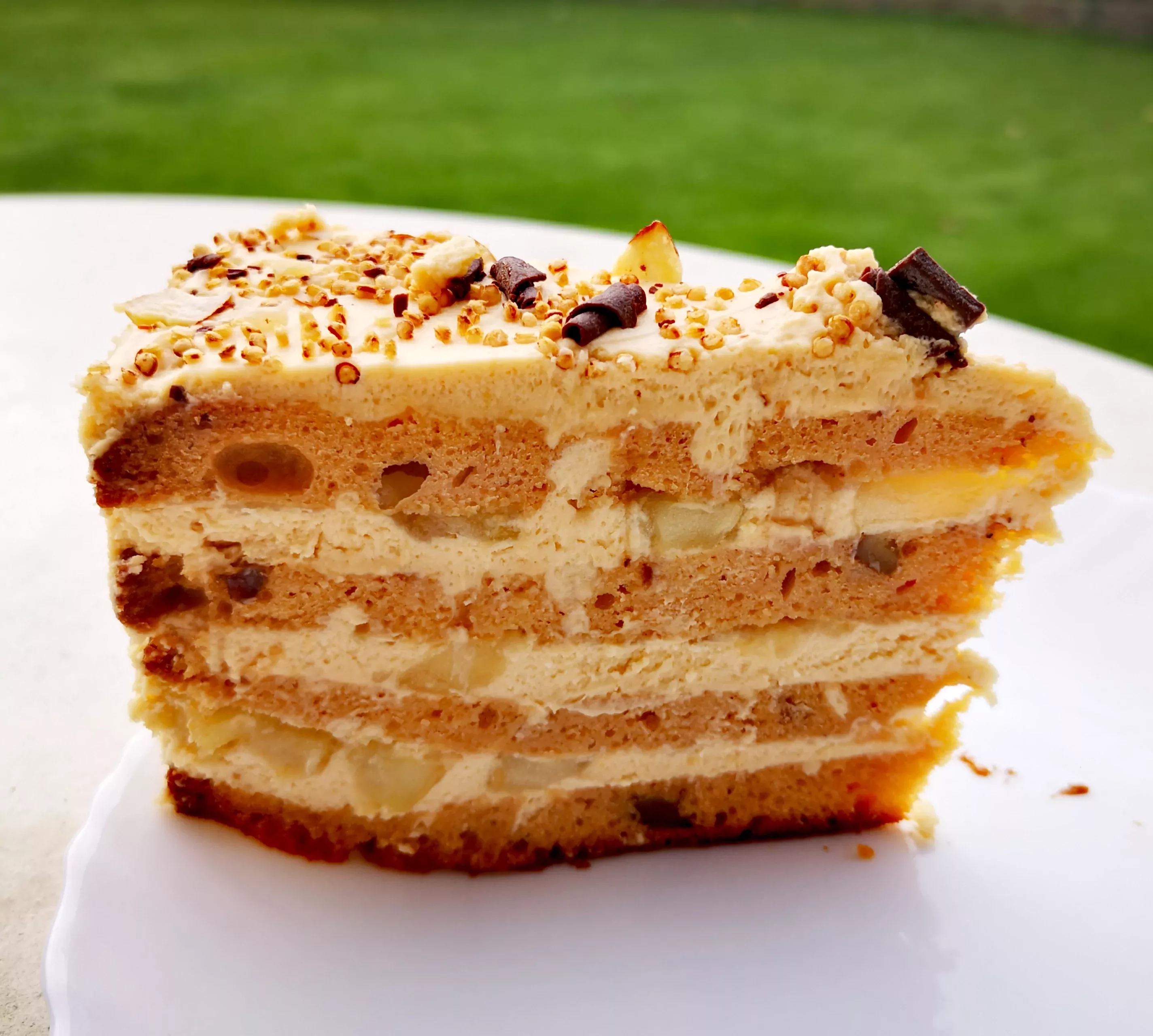 Kremowy tort karmelowo-mascarpone z jabłkami