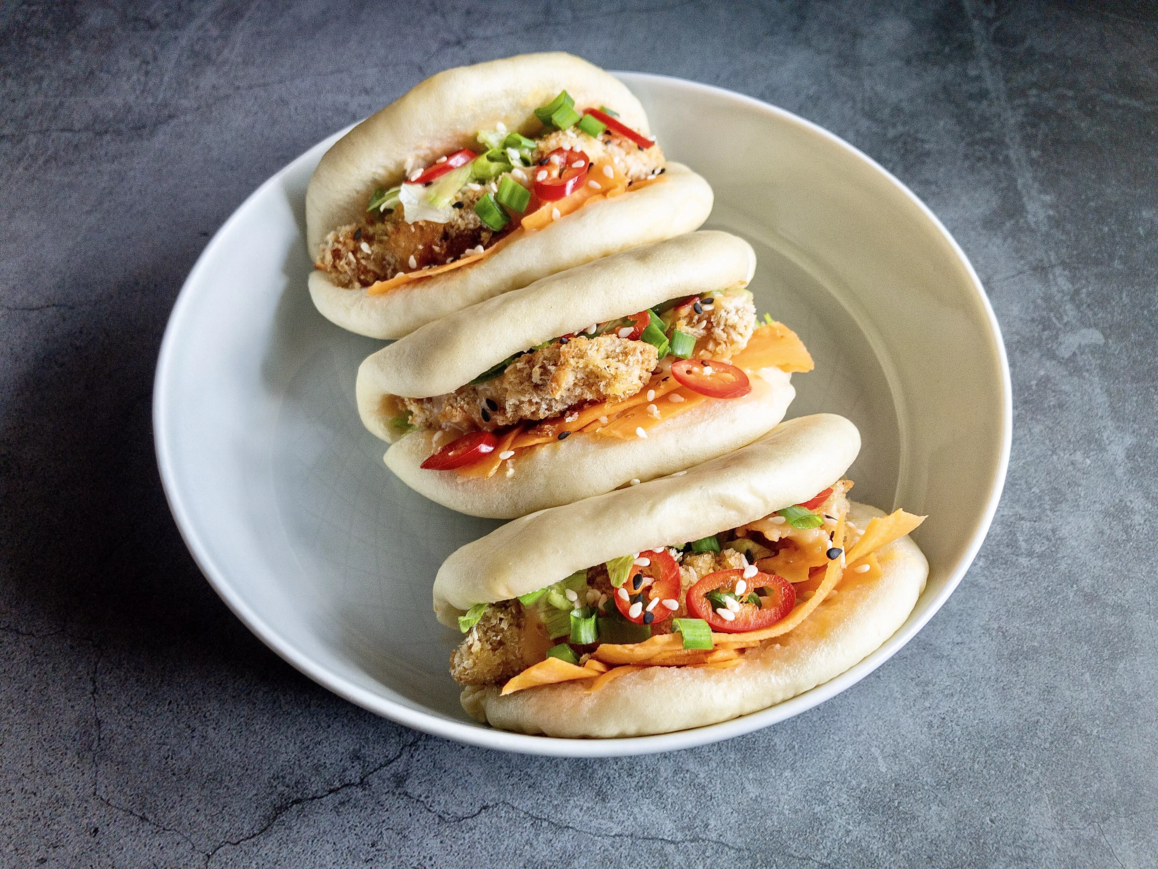 Bao-Brötchen mit knusprigem Huhn