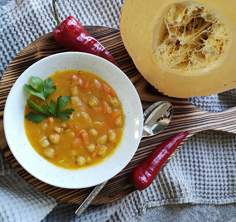 Kürbissuppe mit Kichererbsen und Kokosnussmilch