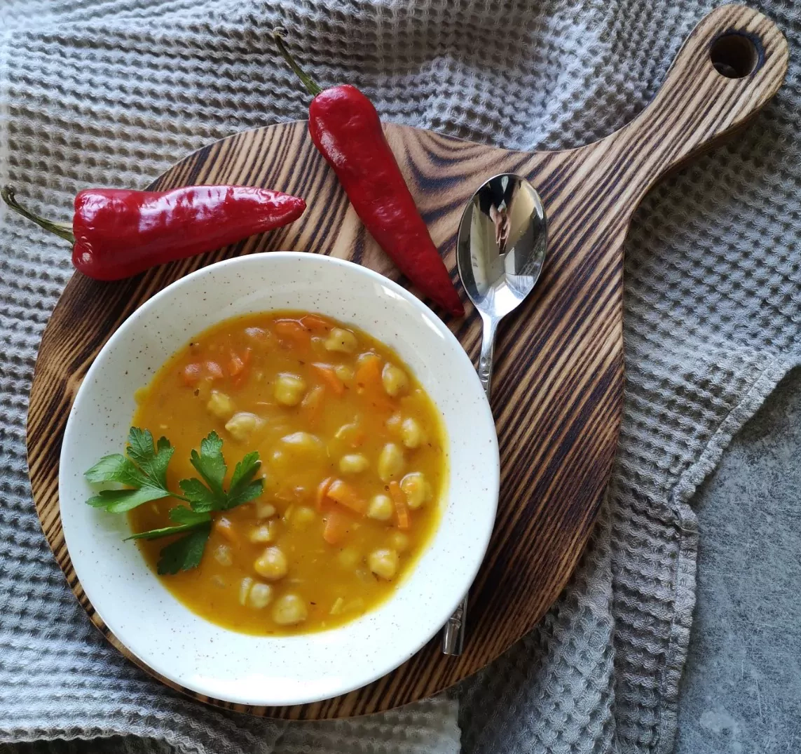 Kürbissuppe mit Kichererbsen und Kokosnussmilch