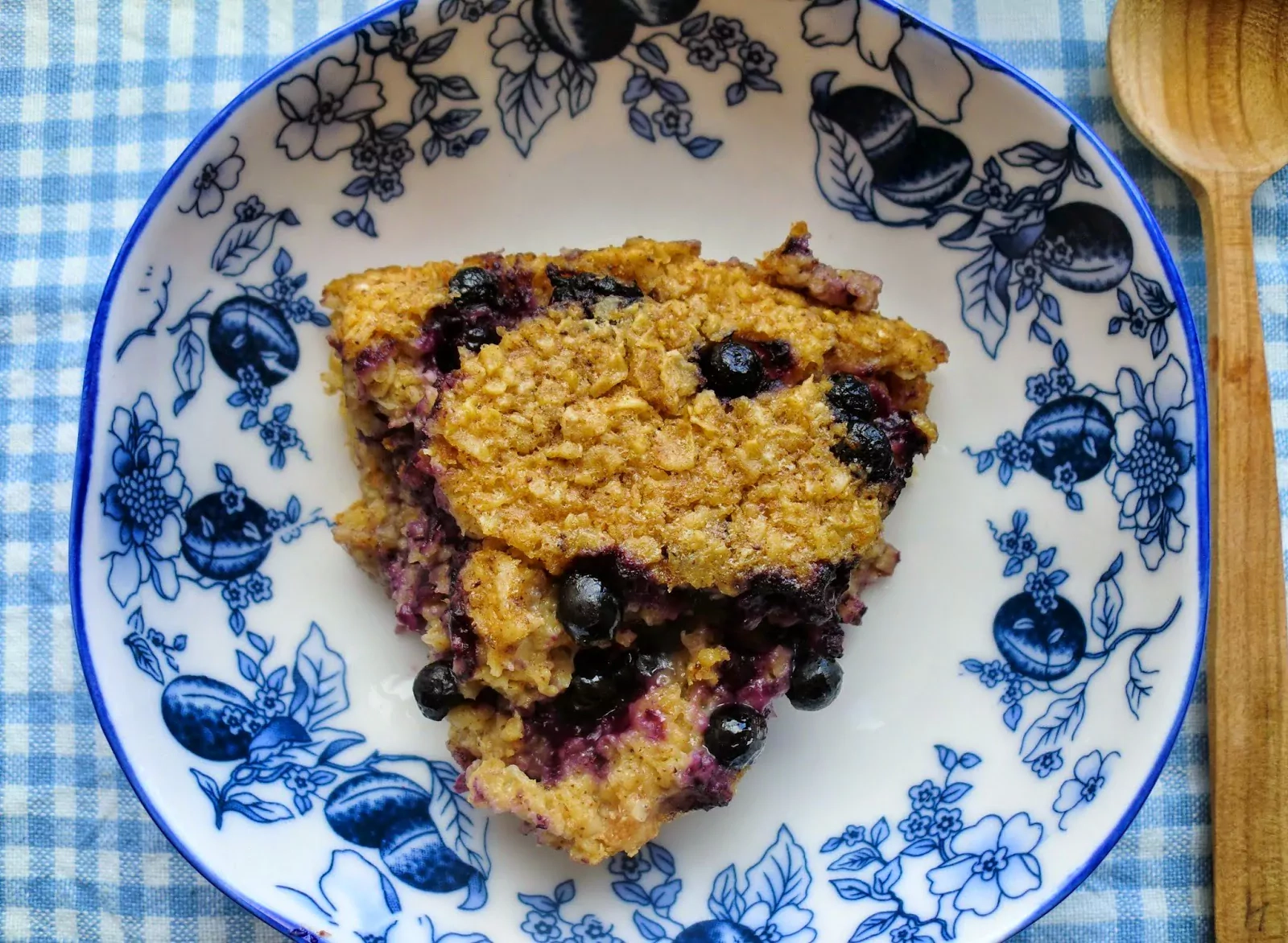 Haferbrei aus dem Ofen mit Blaubeeren und Apfelpüree
