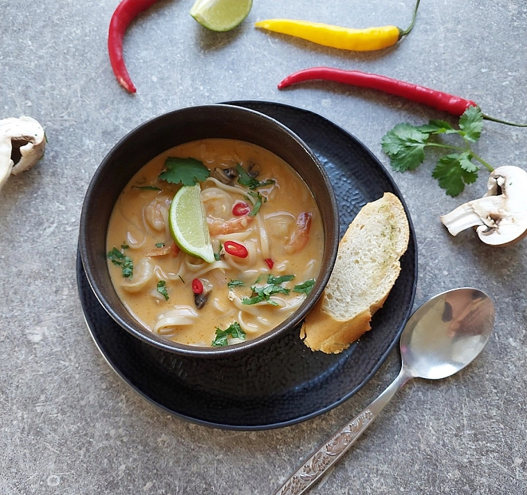 Tajska zupa Tom Yum z makaronem, owocami morza i kurczakiem