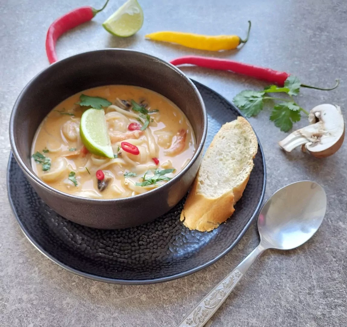 Tajska zupa Tom Yum z makaronem, owocami morza i kurczakiem