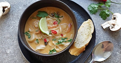 Thai Tom Yum Suppe mit Nudeln, Meeresfrüchten und Huhn