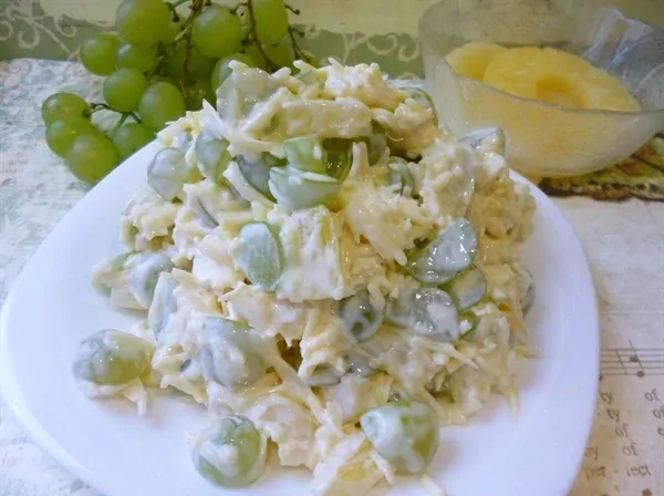 Prancūziškos salotos "Madam" su vištiena, sūriu, vynuogėmis ir ananasais