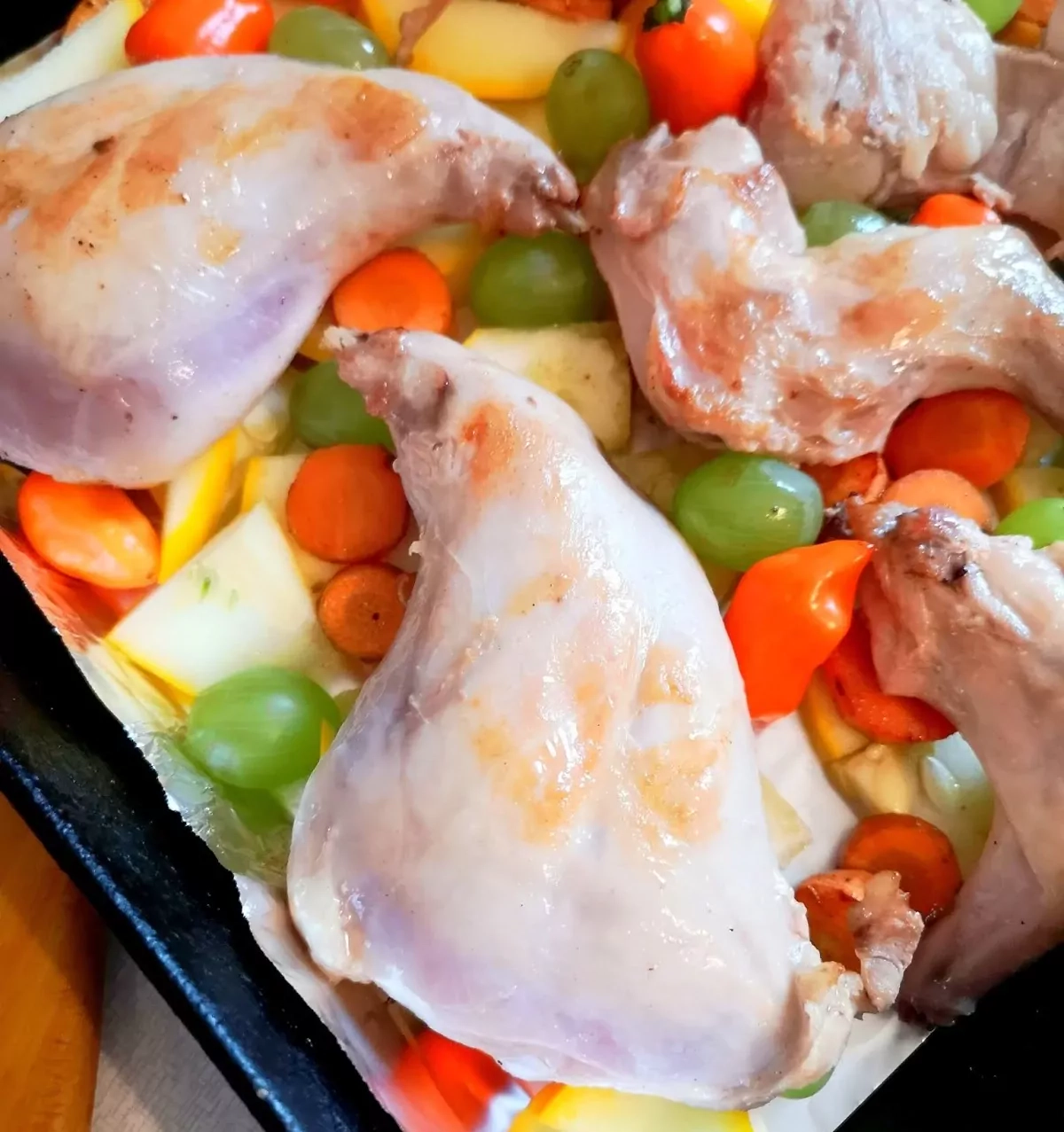 Kepta triušiena su vynuogėmis, morkomis ir cukinija