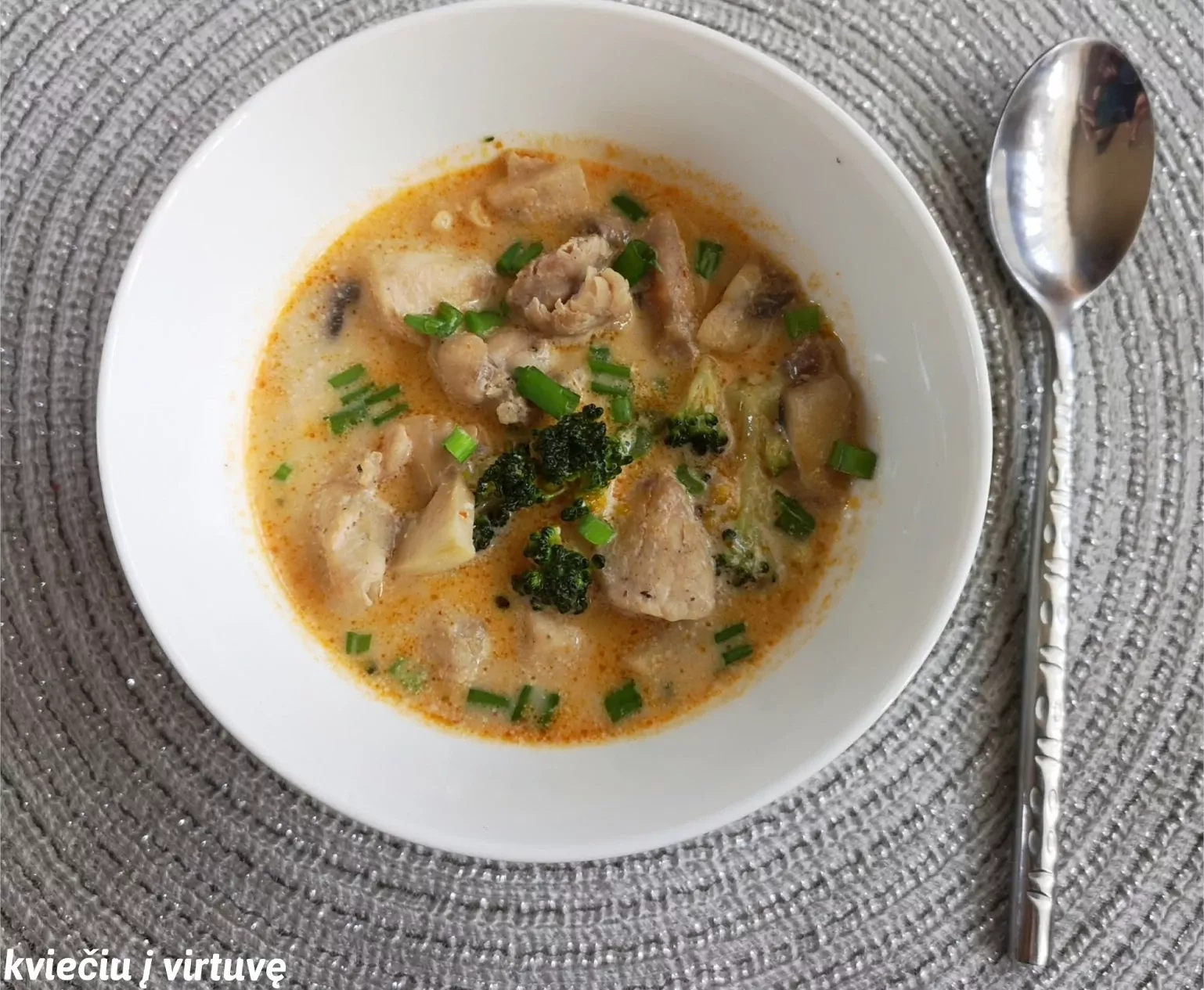 Brokolių sriuba su kokosų pienu, vištiena ir pievagrybiais