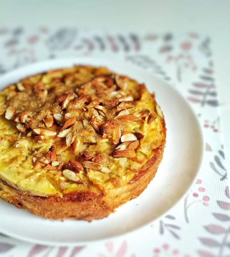 Sluoksniuotas plonai pjaustytų obuolių pyragas su riešutais - migdolais