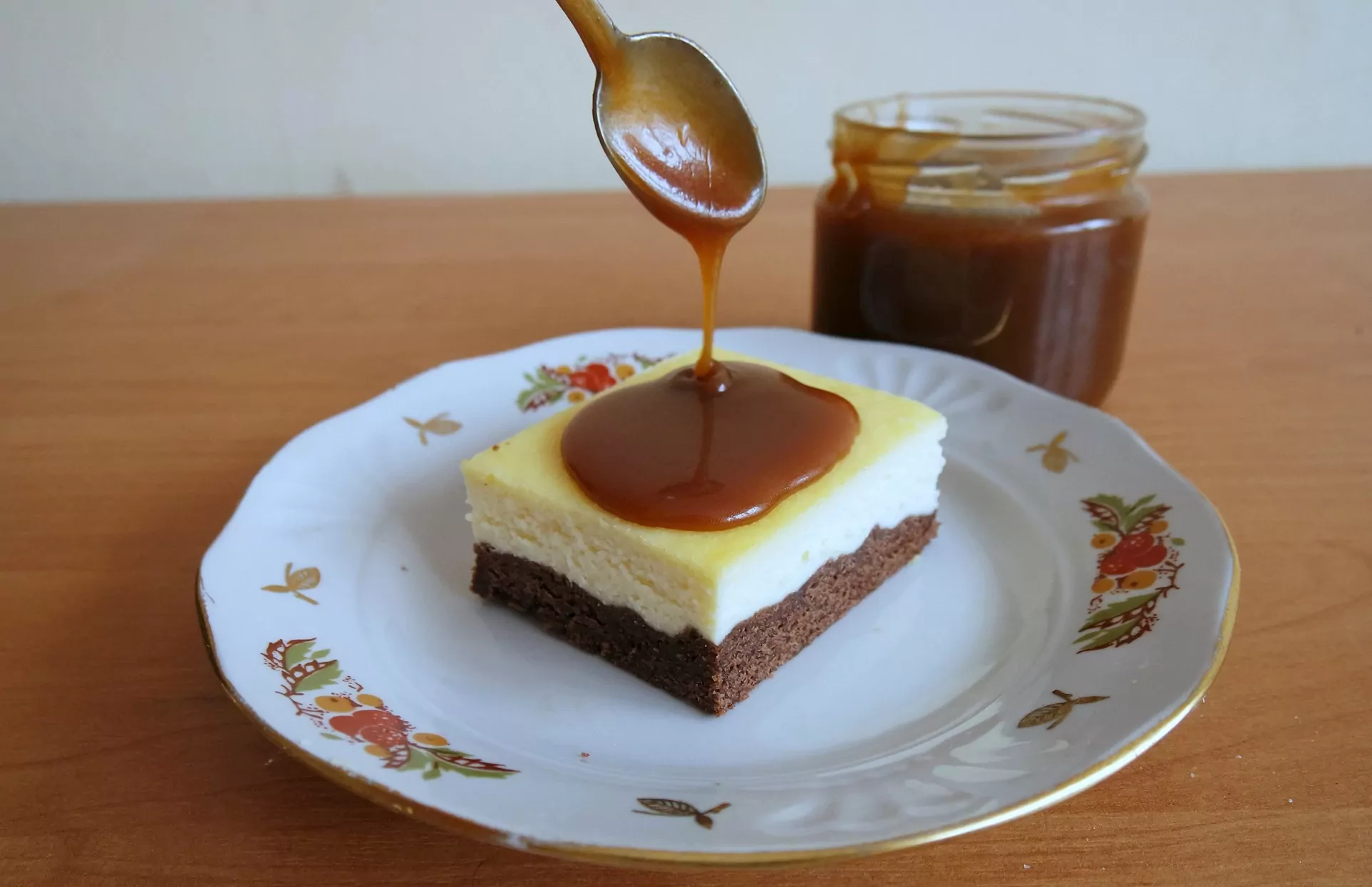 Kreminio sūrio pyragas su kakaviniu pagrindu