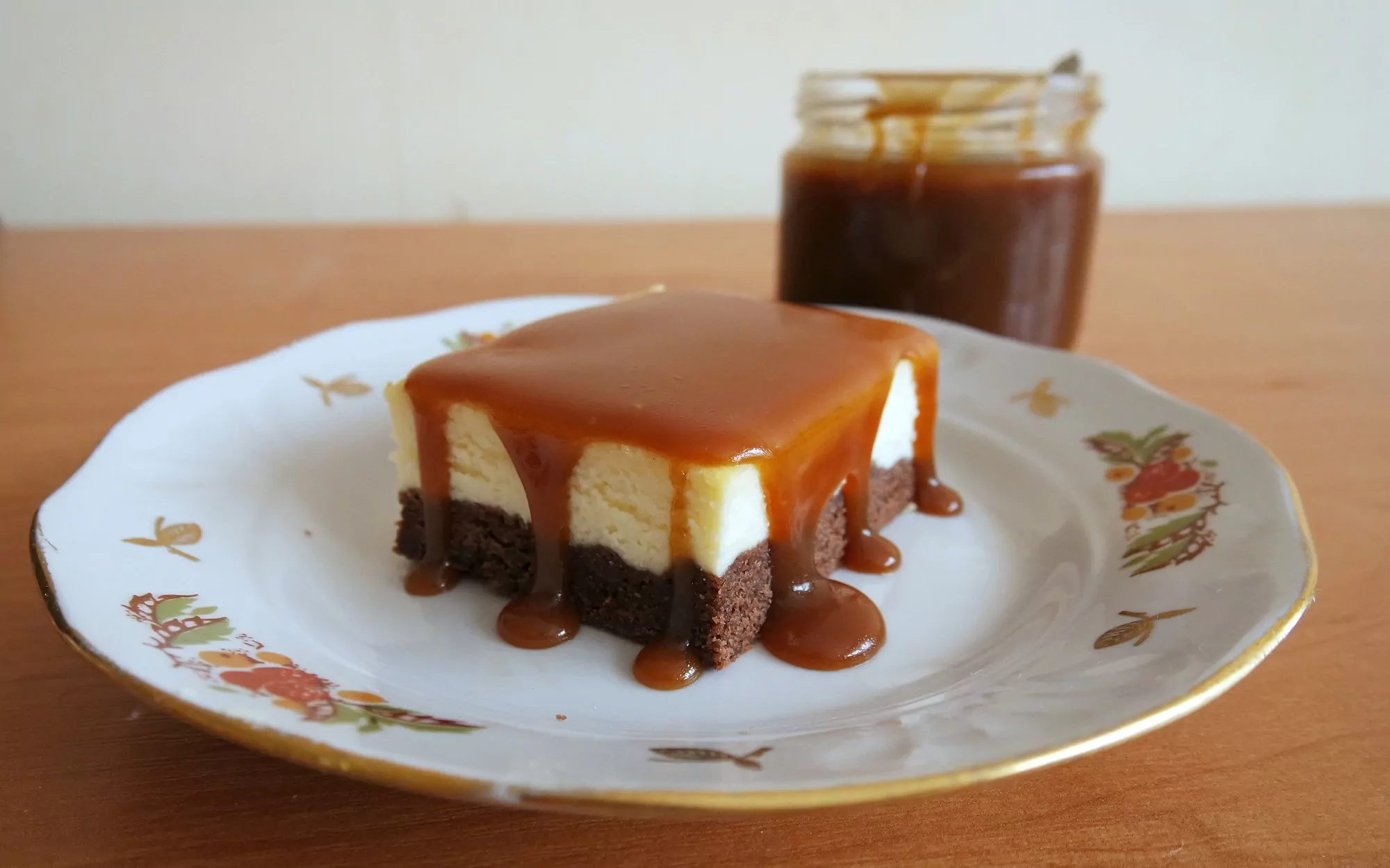 Kreminio sūrio pyragas su kakaviniu pagrindu