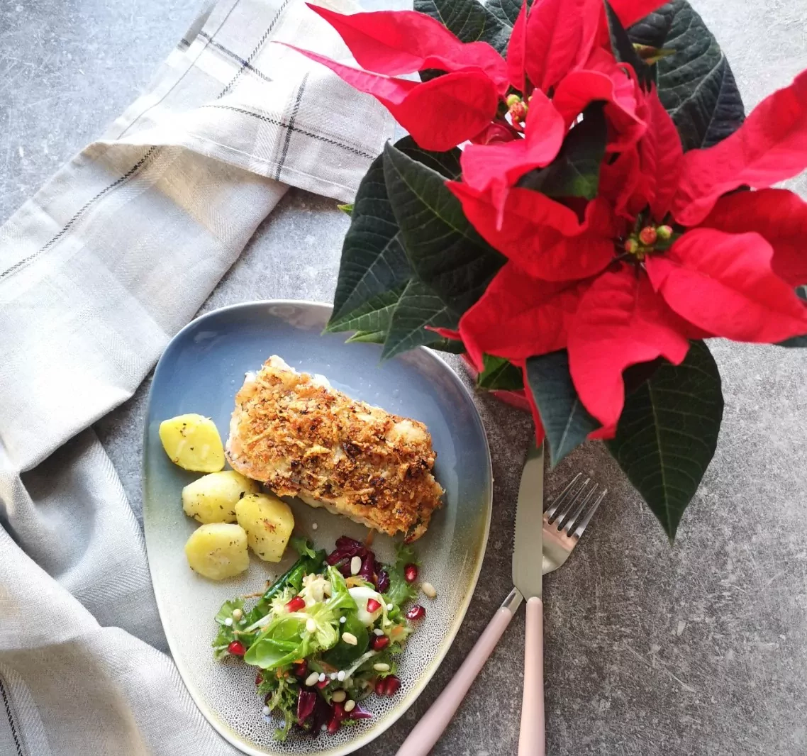 Lachs mit knuspriger Kruste, Kartoffeln und Salat
