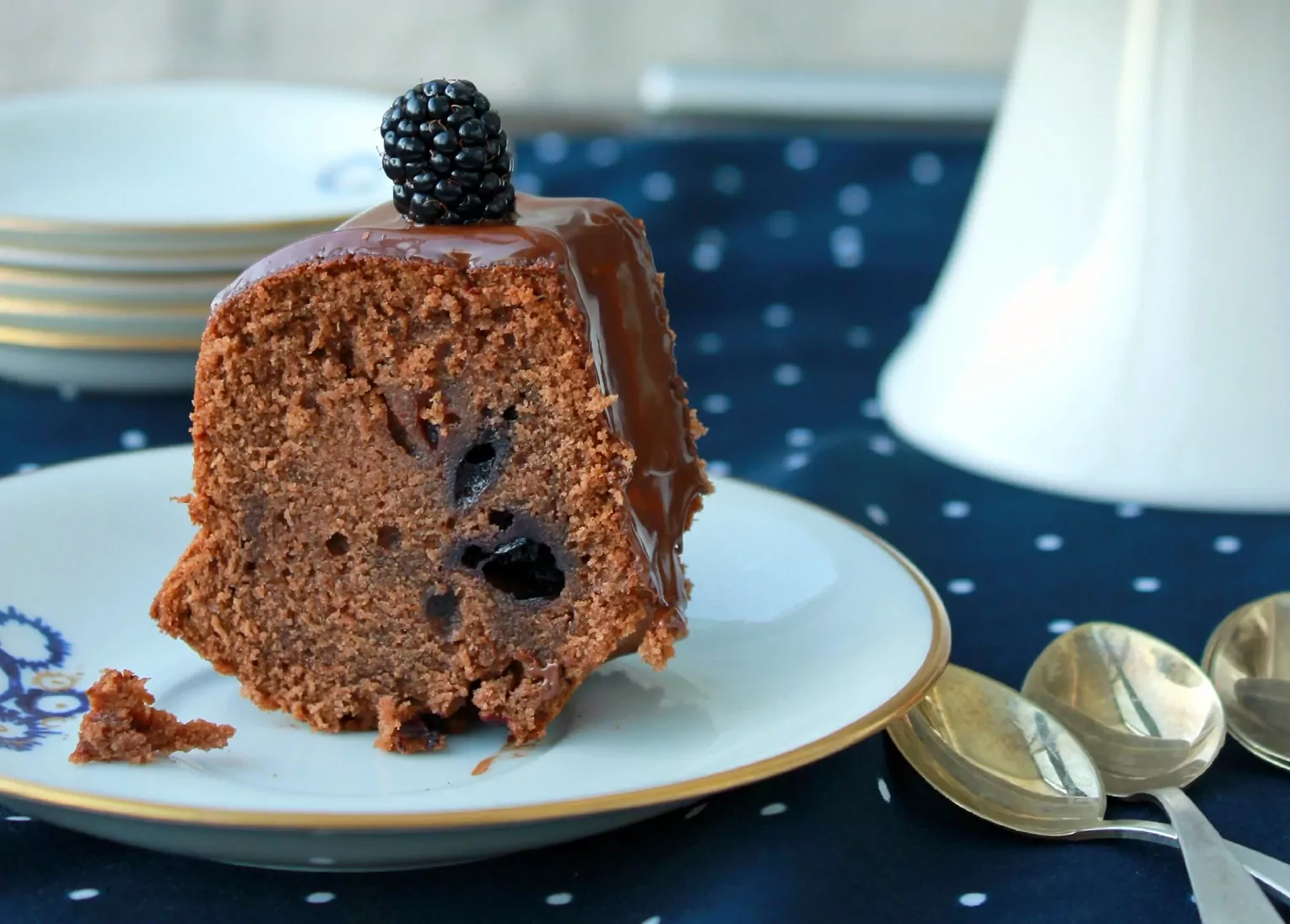 Šokoladinis keksas su gervuogėmis ir glajumi