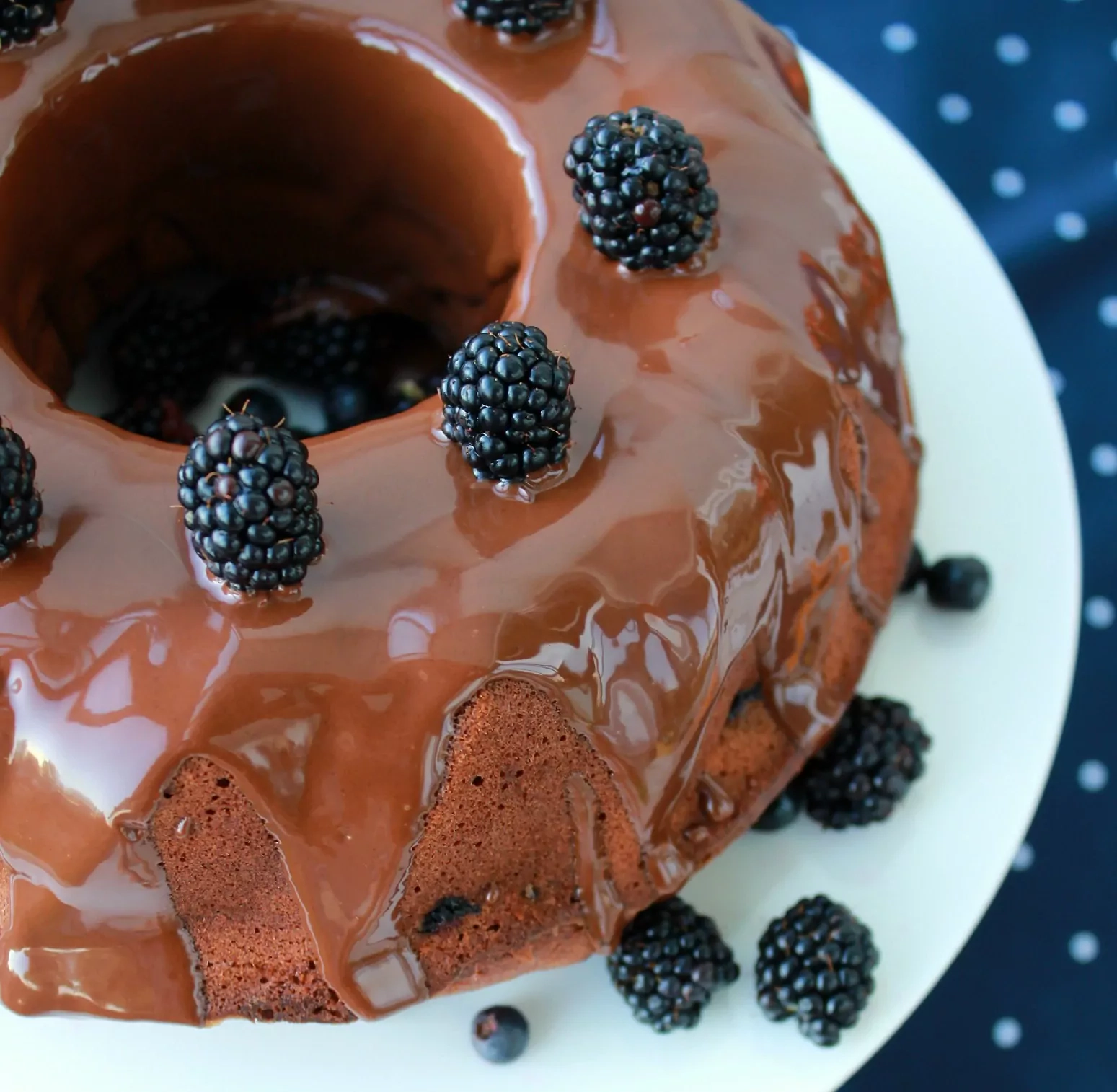 Šokoladinis keksas su gervuogėmis ir glajumi
