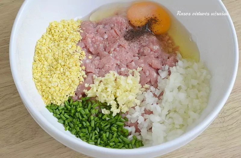 Orkaitėje kepti cukinijų "šulinėliai" su faršu ir daržovių padažu - skanūs pietūs ar vakarienė garantuoti!