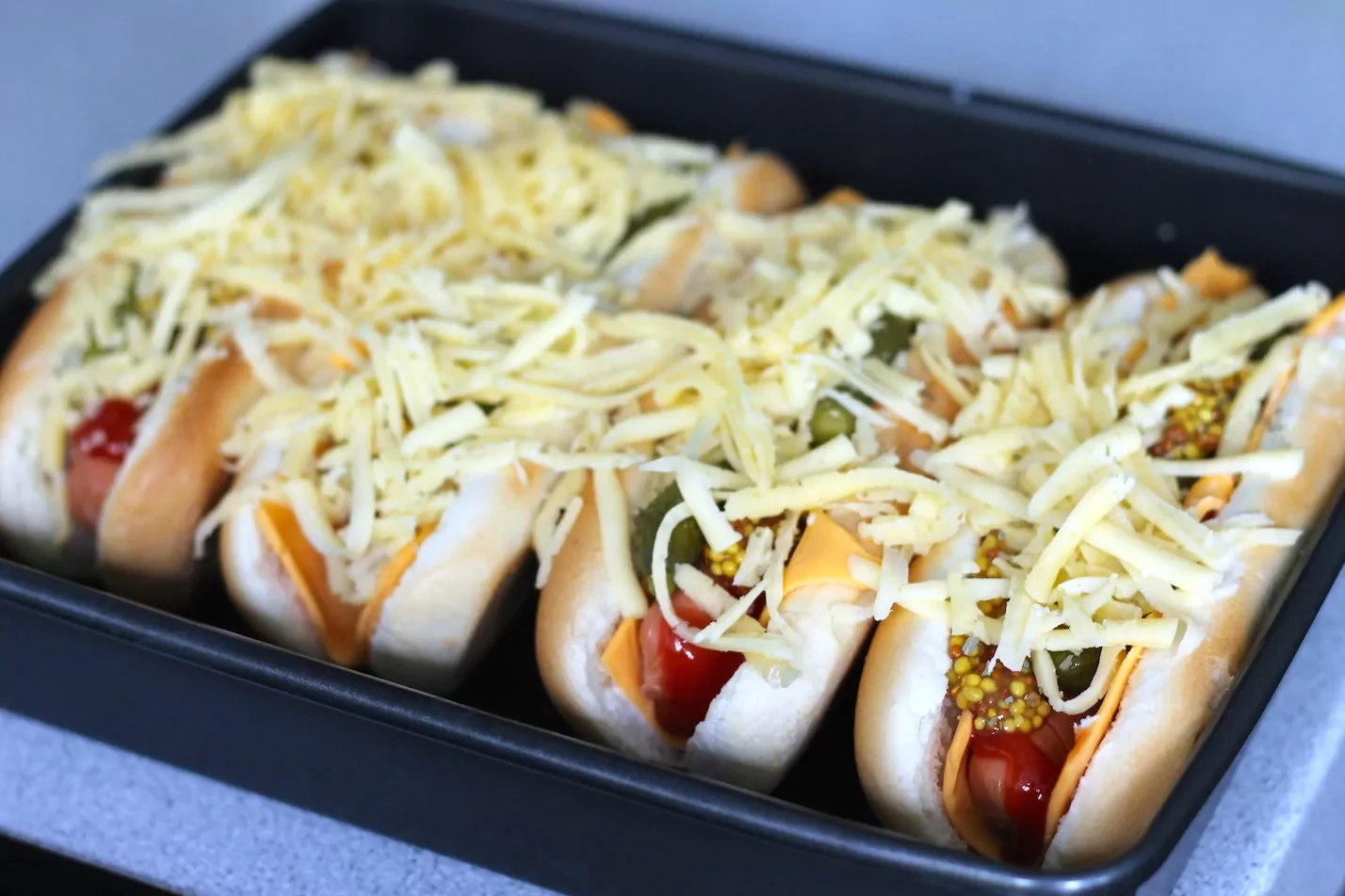 Im Ofen gebratene hausgemachte Hot Dogs
