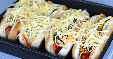 Im Ofen gebratene hausgemachte Hot Dogs