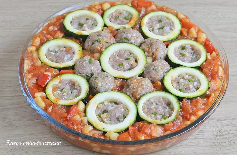 Orkaitėje kepti cukinijų "šulinėliai" su faršu ir daržovių padažu - skanūs pietūs ar vakarienė garantuoti!