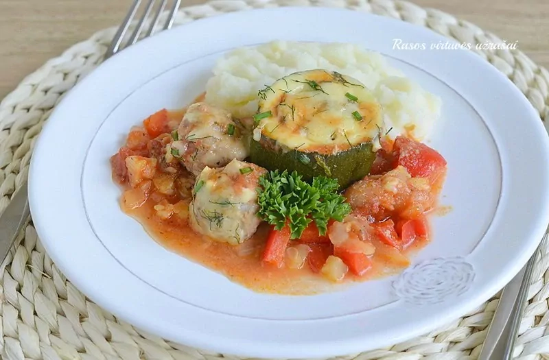 Orkaitėje kepti cukinijų "šulinėliai" su faršu ir daržovių padažu - skanūs pietūs ar vakarienė garantuoti!