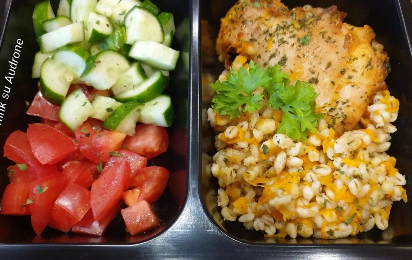 Soti vištiena perlinių kruopų patale su morkomis, troškinta orkaitėje