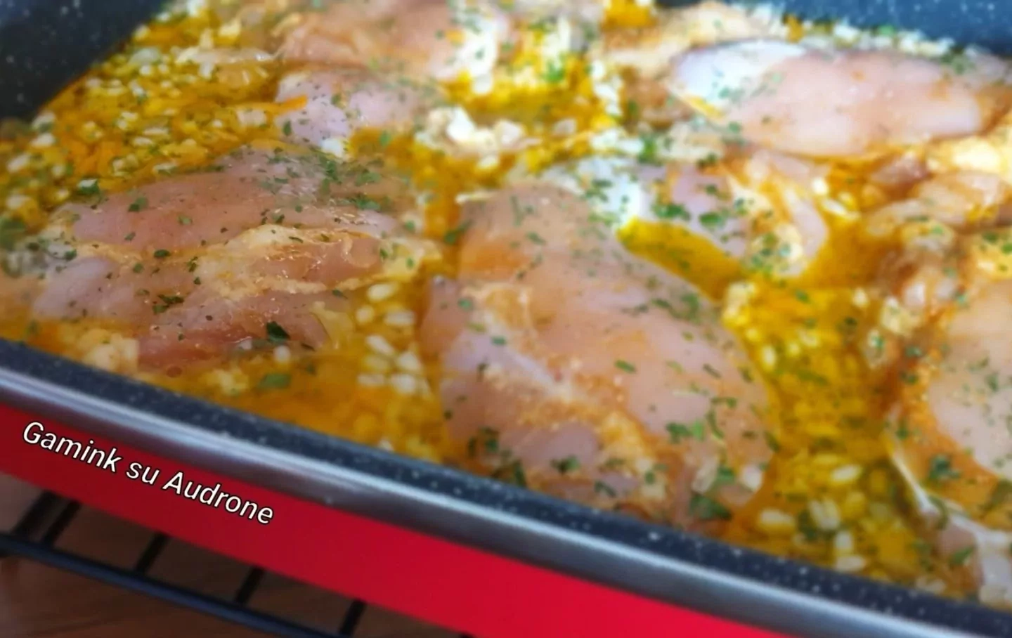 Soti vištiena perlinių kruopų patale su morkomis, troškinta orkaitėje