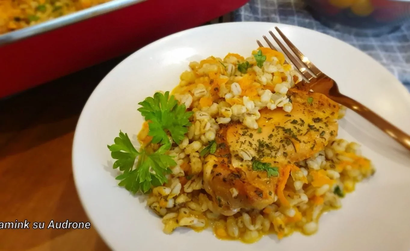 Soti vištiena perlinių kruopų patale su morkomis, troškinta orkaitėje