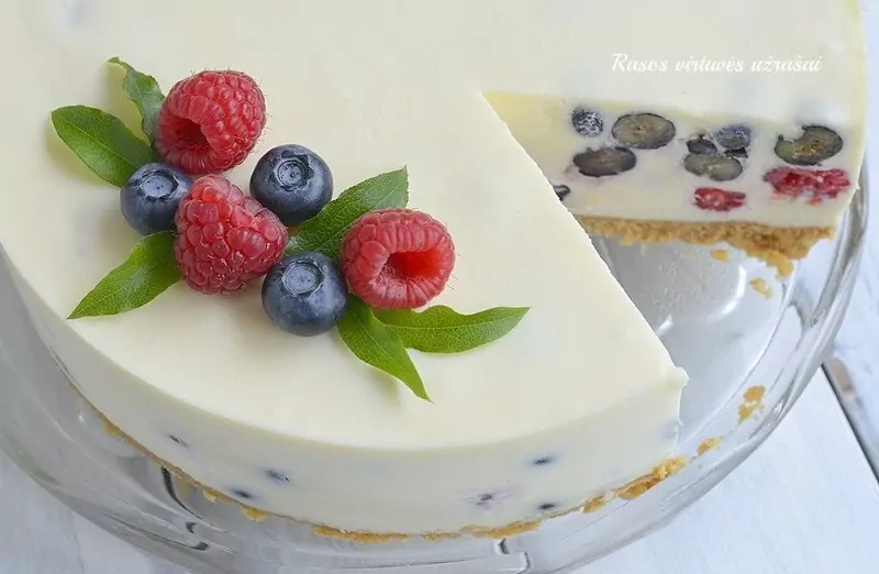 Nekeptas sūrio tortas su baltuoju šokoladu ir uogomis - puikaus skonio ir lengvai paruošiamas!
