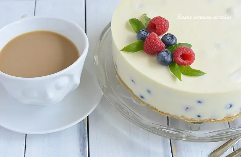 Nekeptas sūrio tortas su baltuoju šokoladu ir uogomis - puikaus skonio ir lengvai paruošiamas!