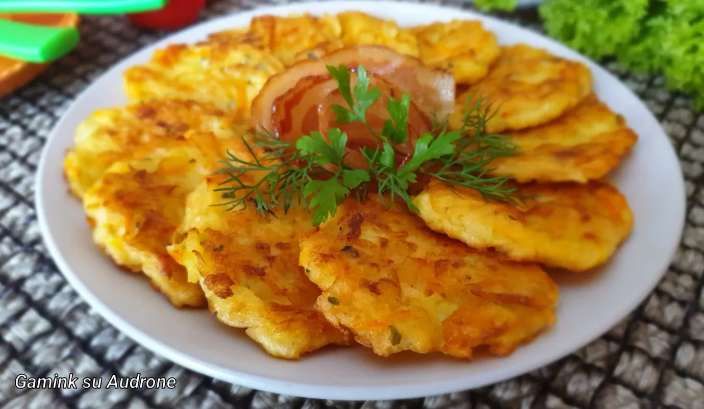 Tarkuotų bulvių blyneliai su cukinija ir morkomis - prikepti daug laiko nesugaišite!