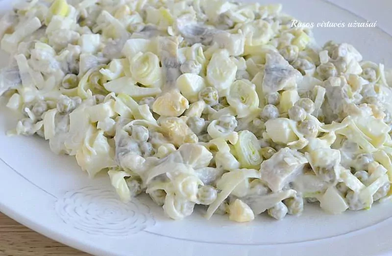 Silkės mišrainė su konservuotais žirneliais, kiaušiniais ir porais