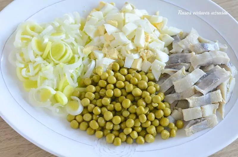 Silkės mišrainė su konservuotais žirneliais, kiaušiniais ir porais