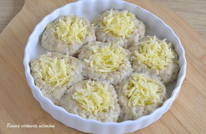 Orkaitėje kepti vištienos "lizdeliai" su sūriu ir putpelių kiaušiniais - nustebino net išrankiausius valgytojus!