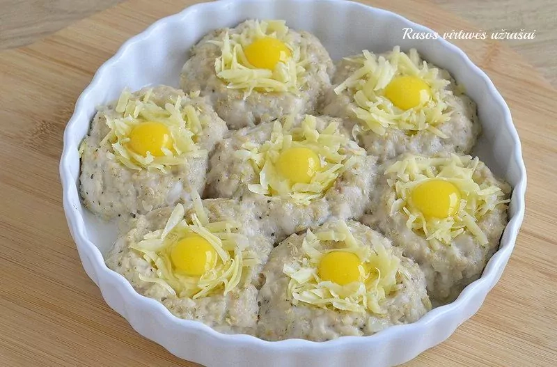 Orkaitėje kepti vištienos "lizdeliai" su sūriu ir putpelių kiaušiniais - nustebino net išrankiausius valgytojus!