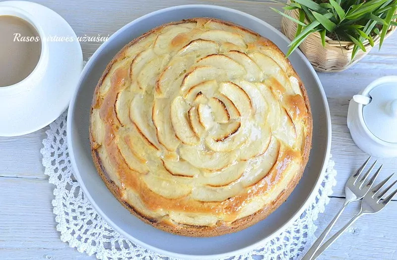 Minkštas obuolių pyragas su vaniliniu jogurtu - o koks pasakiškas kvapas jį kepant!