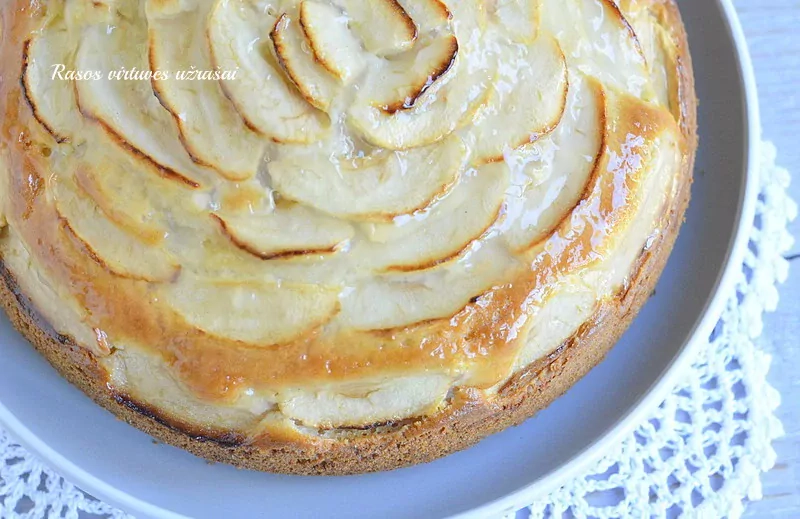 Minkštas obuolių pyragas su vaniliniu jogurtu - o koks pasakiškas kvapas jį kepant!