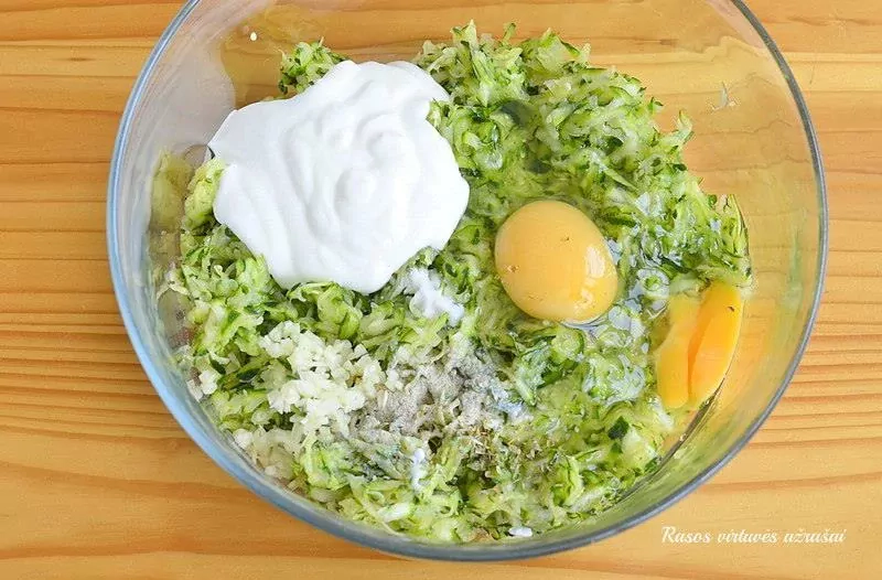 Cukinijų blyneliai su faršo įdaru - labai sultingi, minkšti ir labai skanūs!