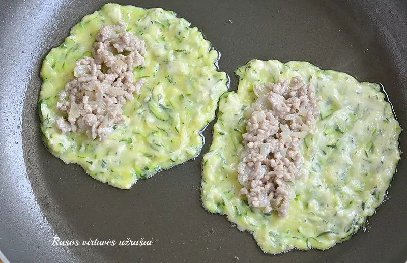 Cukinijų blyneliai su faršo įdaru - labai sultingi, minkšti ir labai skanūs!