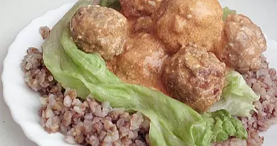 Kukuliai tomato ir grietinės padaže