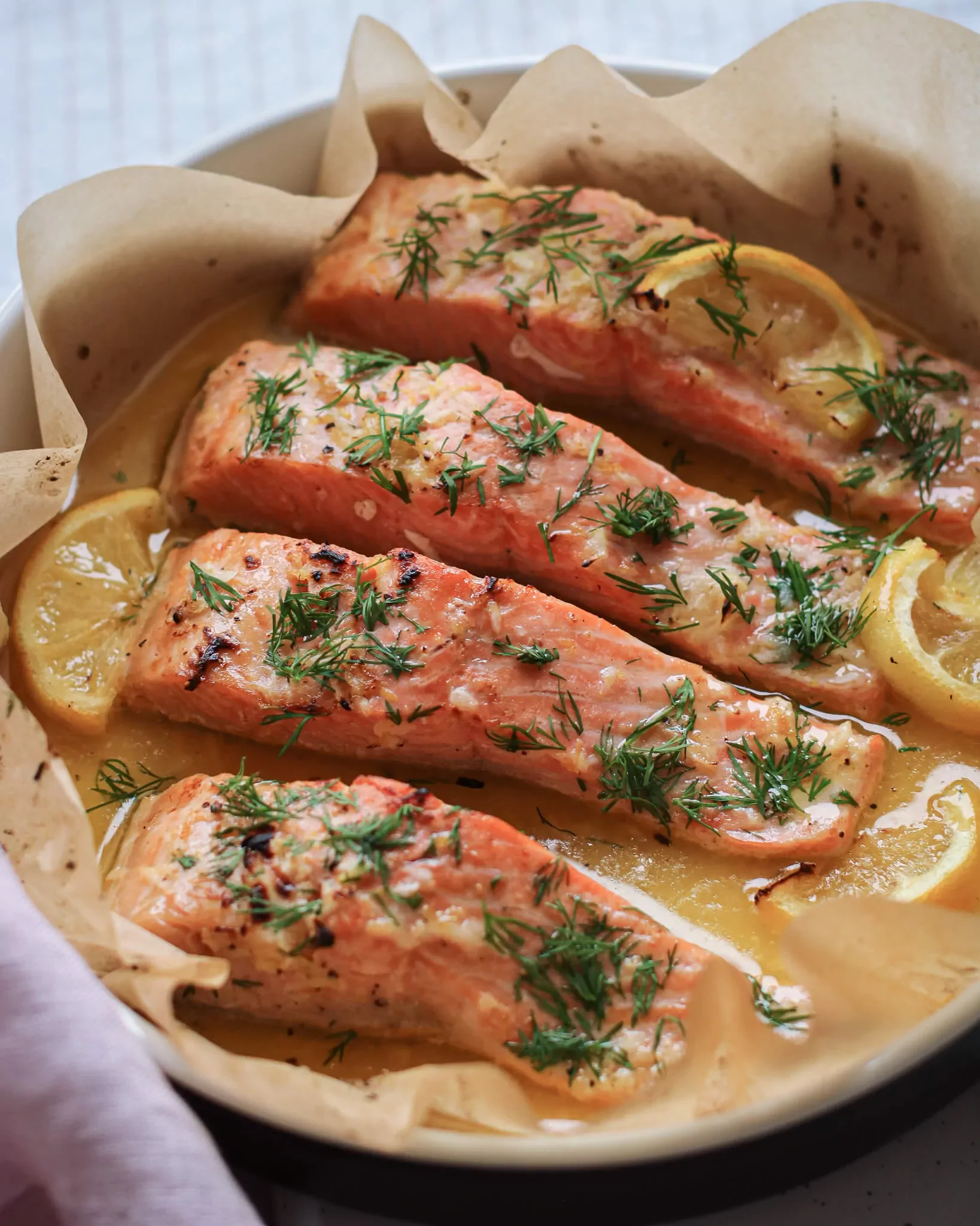 Forellenfilets in Scheiben geschnitten, im Ofen gebacken, mit Zitronenbuttersauce