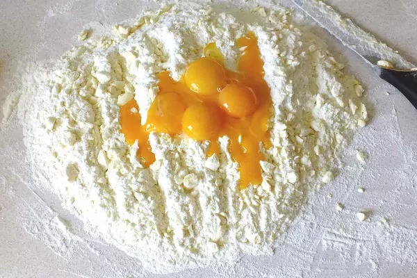 Sernik z jogurtów greckich z brzoskwiniami