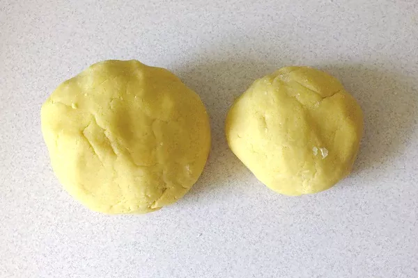 Sernik z jogurtów greckich z brzoskwiniami