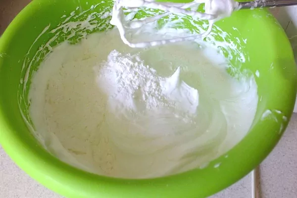 Sernik z jogurtów greckich z brzoskwiniami