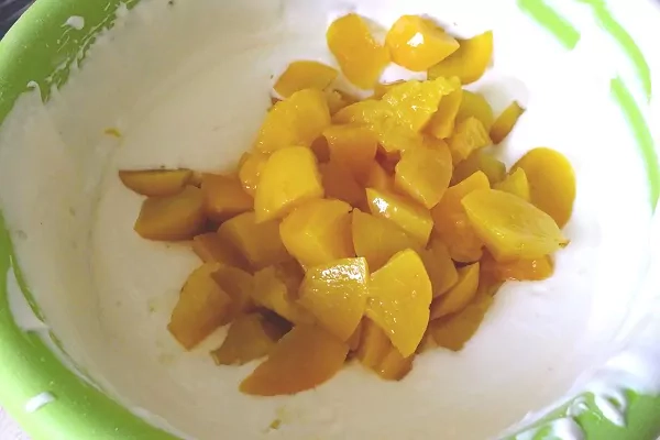 Sernik z jogurtów greckich z brzoskwiniami