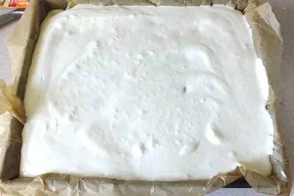 Sernik z jogurtów greckich z brzoskwiniami