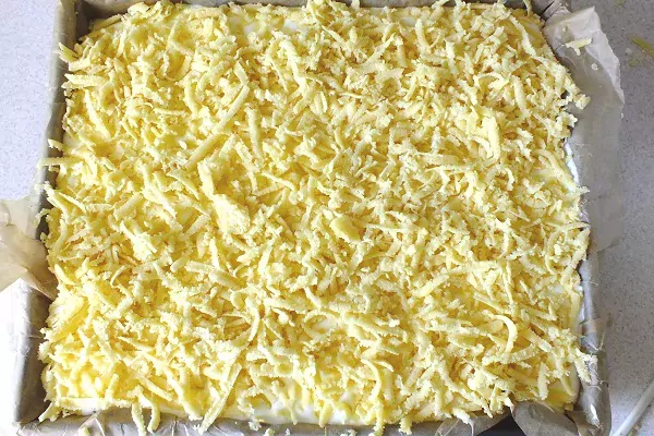 Sernik z jogurtów greckich z brzoskwiniami