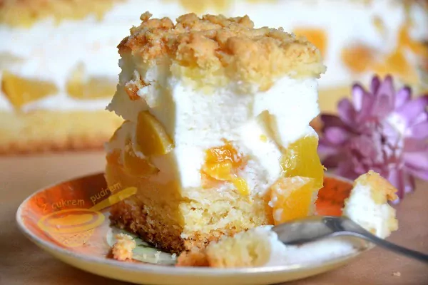Sernik z jogurtów greckich z brzoskwiniami