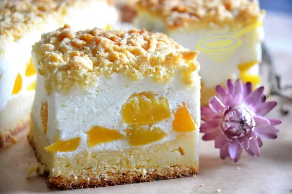 Sernik z jogurtów greckich z brzoskwiniami
