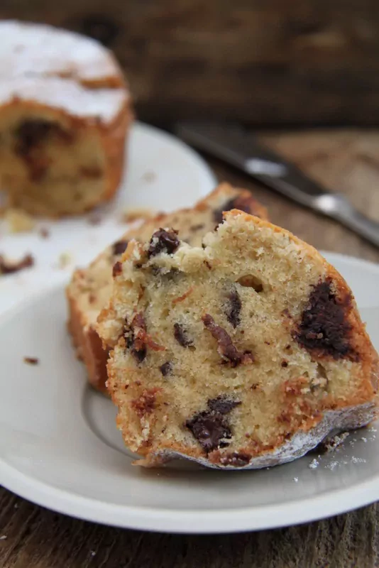 Wilgotna babka z ajerkoniakiem i kawałkami czekolady