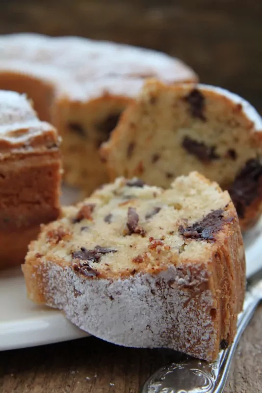 Wilgotna babka z ajerkoniakiem i kawałkami czekolady