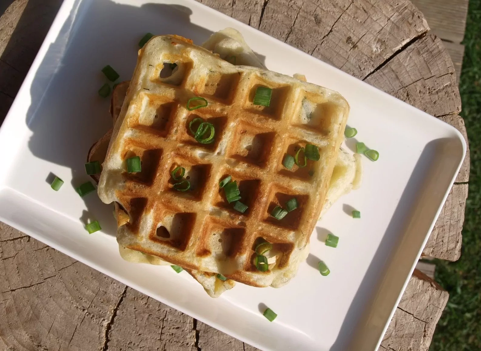 Pikantiški vafliai su sūriu, krapais ir svogūnų laiškais